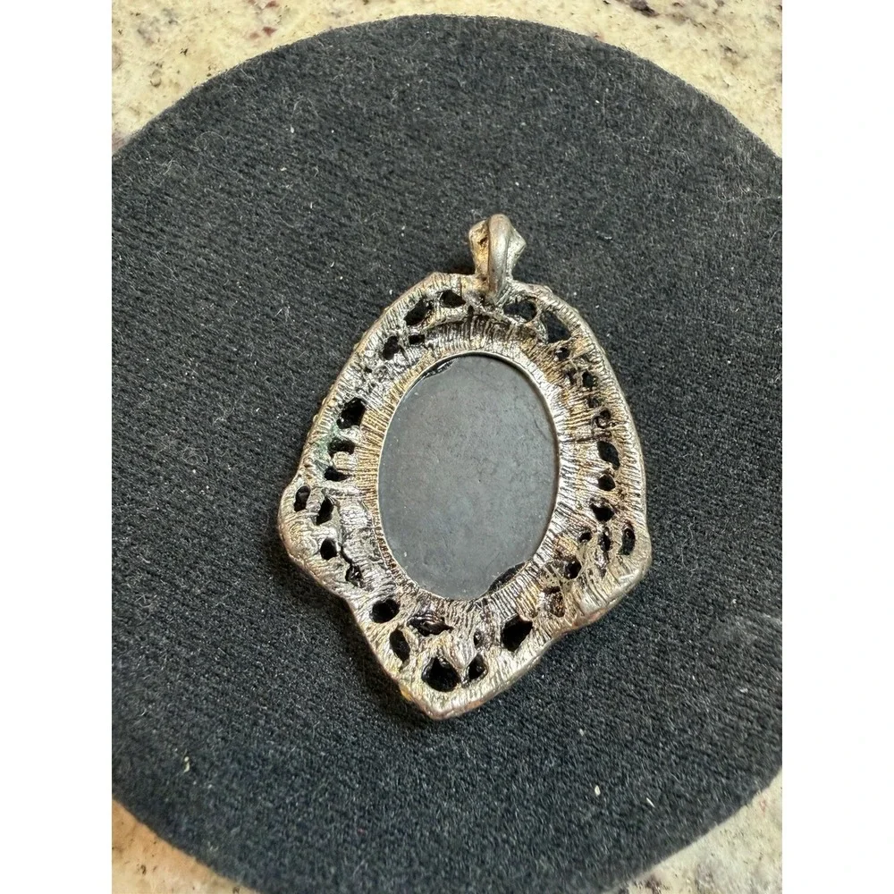 The Unbranded Brand vintage cameo